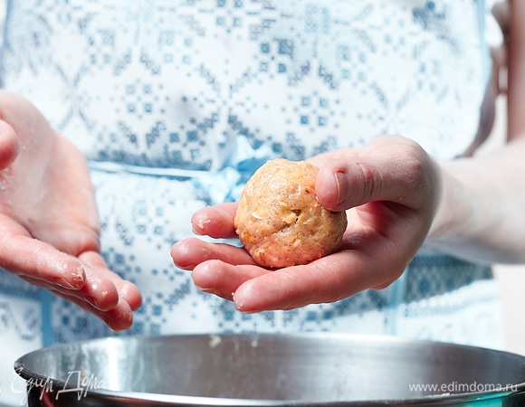 Заранее разогреть духовку до 190°C. Из теста скатать шарики размером с грецкий орех.
