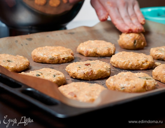 Шарики расплющить на тефлоновом листе в лепешки.