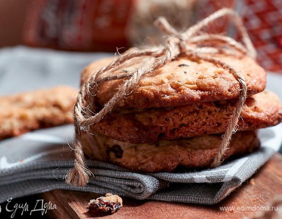 Когда печенюшки горячие, они мягкие. А когда остынут, становятся хрустящими. Если успеют.