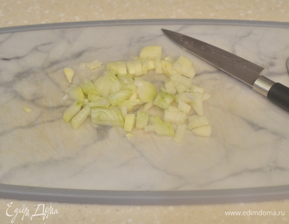 Лук почистите и нарежьте кубиком.