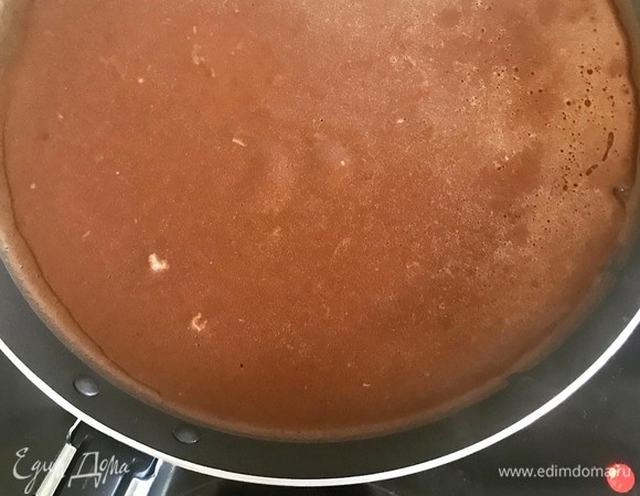 Приготовить блины. Из этого количества теста получается 17 блинов диаметром 22 см. Сковороду смазывать маслом не нужно.