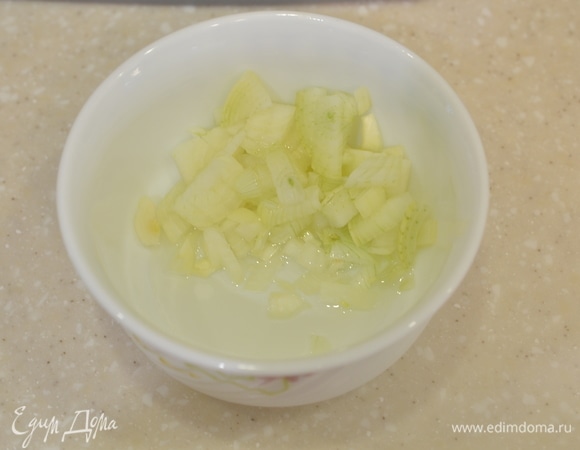 В посуду для приготовления в микроволновой печи добавьте масло и лук.