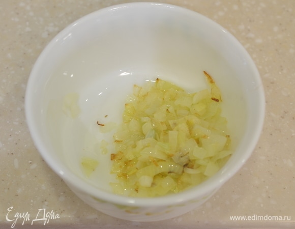 Лук немного подрумянится.