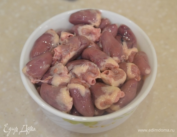 Сердечки промойте, добавьте к луку.