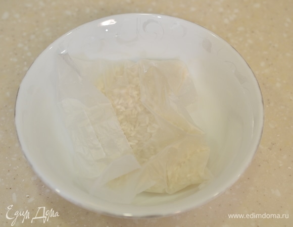 Рис также положите в посуду для приготовления в микроволновой печи. У меня рис в пакетике. Можно использовать и обычный рис.