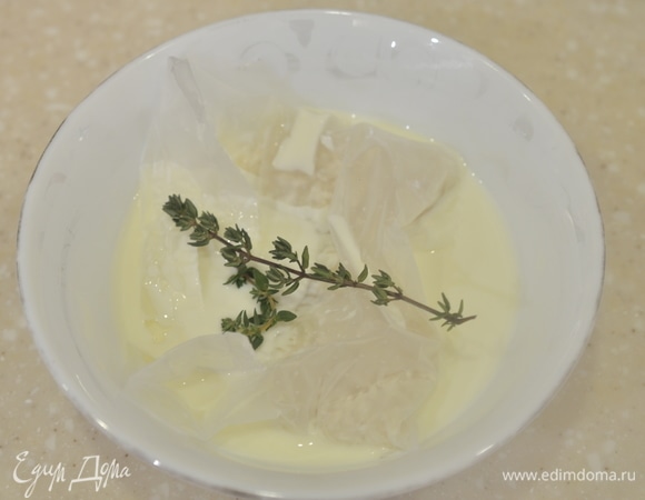 Залейте рис сливками, посолите, добавьте тимьян.