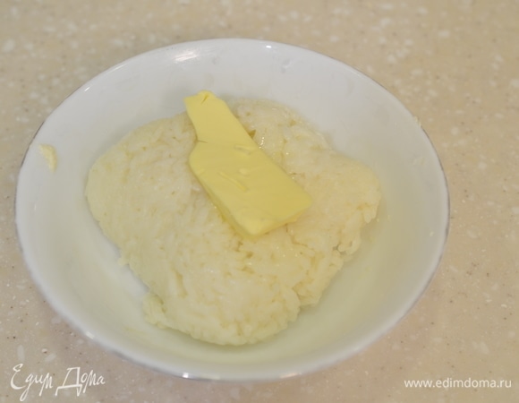 Вскройте пакетик с рисом и добавьте масло. Перемешайте.