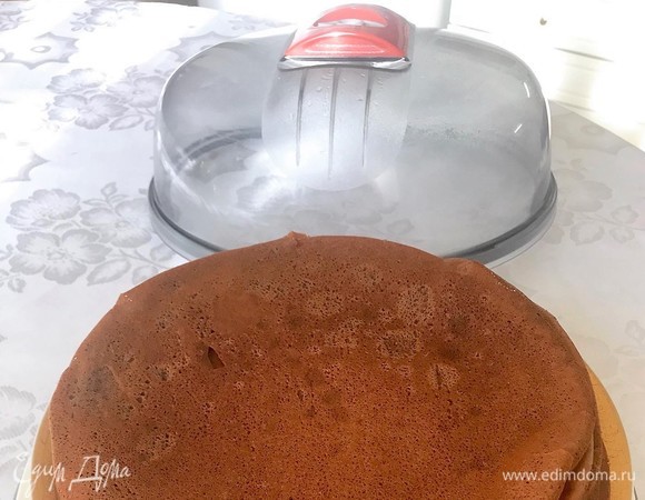 Сложить блины стопкой один на другой, каждый раз накрывая колпаком, чтобы края блинов были мягкими.