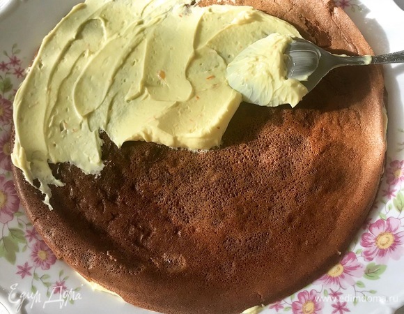 Собрать торт, промазывая каждый блин кремом (по 1 ст. л.), верхний блин не смазывать.