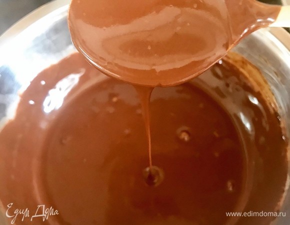 Для ганаша нагреть сливки и залить ими нарубленный шоколад, перемешать до однородной консистенции.