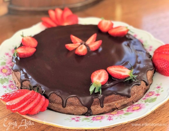 Торт поставить в холодильник примерно на 30 минут, и можно подавать к столу.