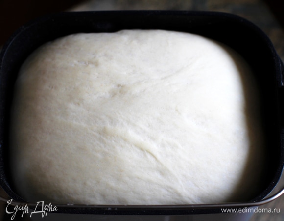 Все продукты, кроме сосисок, сложить в дежу. Дрожжи положить в диспенсер. Выставить программу «Французский хлеб».