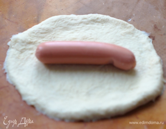 Подошедшее тесто разделать на 8 шариков. Расплющить каждый шар в лепешку.