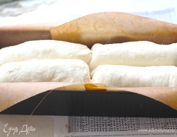 Выложить заготовки плотно в два ряда по 4 штуки в кексовую большую форму (у меня 11 на 30 см), оставить подходить примерно на 30 минут.