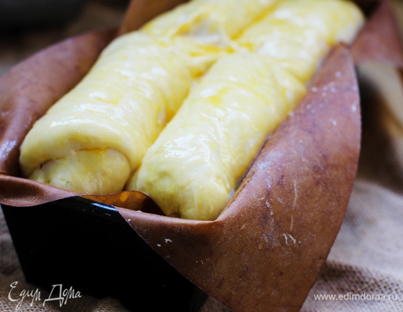 Тесто смазать желтком или молоком.