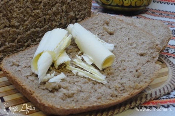 Ароматный слегка рассыпчатый (из-за большого количества масла и отрубей) хлеб готов.