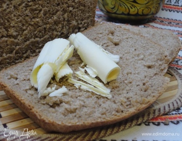 Ароматный слегка рассыпчатый (из-за большого количества масла и отрубей) хлеб готов.