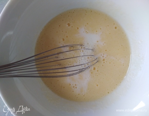 Молоко соединить со сметаной и немного подогреть. Влить к яичной смеси и перемешать.