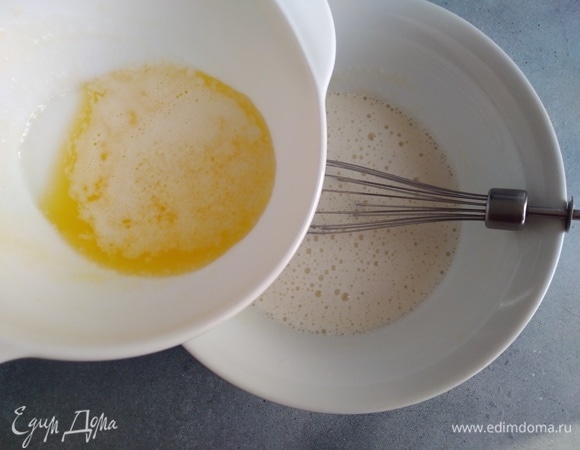 Масло растопить и дать ему остыть. Влить в тесто, перемешать.