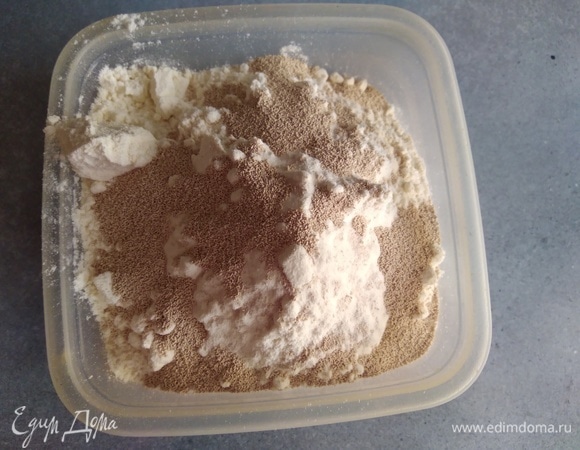 Муку просеять с дрожжами. Я брала те, что нужно смешать с мукой.