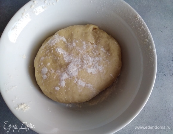Всыпать муку с дрожжами, замесить мягкое тесто. Взять чистую миску, присыпать мукой и убрать тесто в теплое место для расстойки на 1,5 часа.