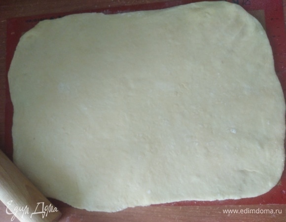 Тесто раскатать толщиной около 0,5 см.