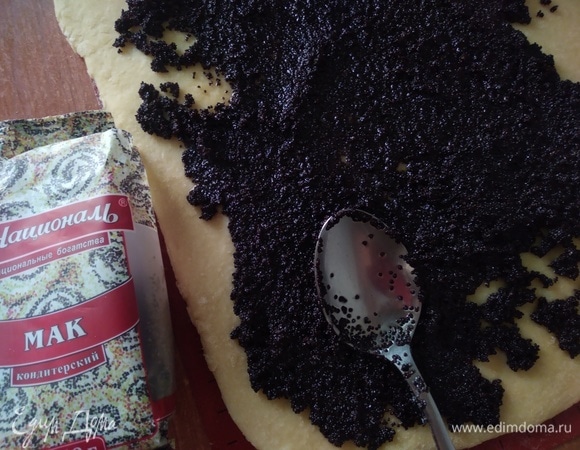 Распределить маковую начинку по тесту.