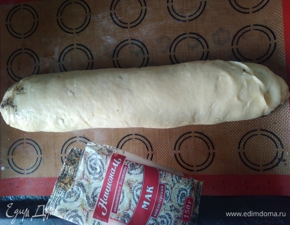 Свернуть рулетом. Край смазать водой и защипнуть. Оставить на 30 минут на расстойку.