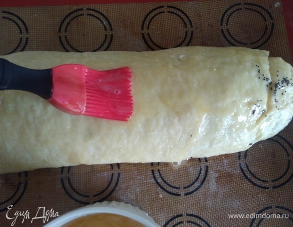 Духовку разогреть до 180°C. Перемешать яйцо и сахар. Смазать яичной смесью рулет. Поставить в духовку на 30 минут.