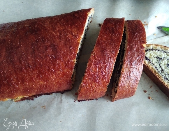 Остудить маковец на решетке и нарезать на кусочки.