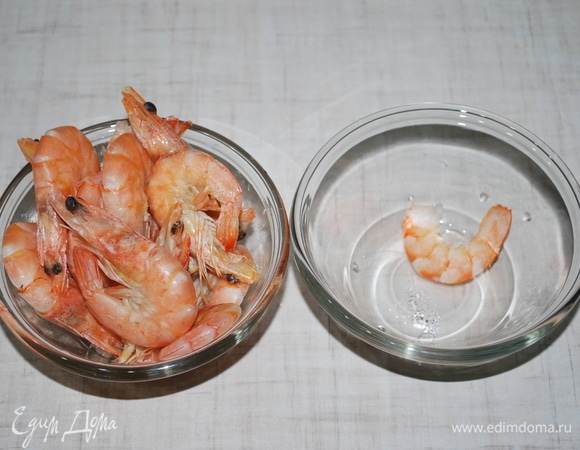 Креветки отварите, почистите от панциря и кишки.