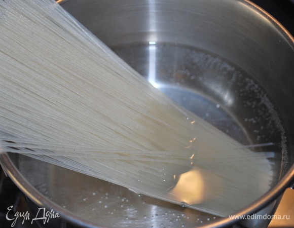 Рисовую лапшу отварите до готовности.