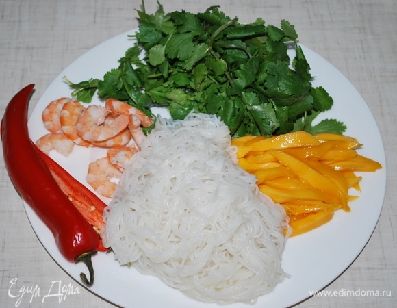 Подготовьте все для рулетов. Манго нарежьте полосками, острый перц — мелкими колечками.