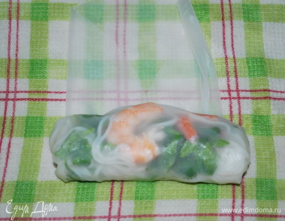 Подверните тесто с боков и скрутите в рулетик. Уберите под влажное полотенце, пока делаете остальные.