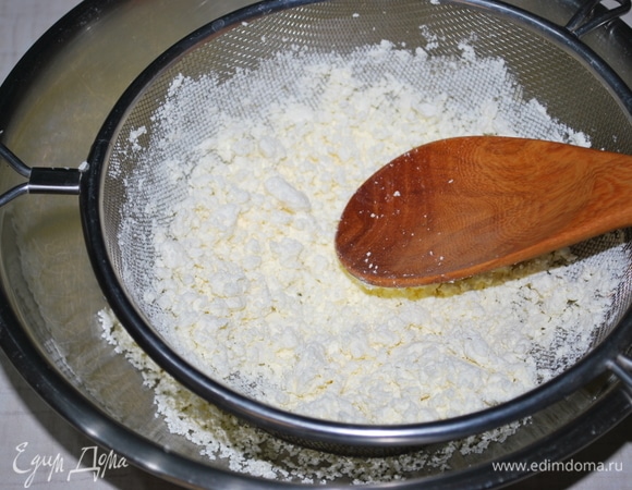 Протрите творог через сито. Отделите желтки от белков.