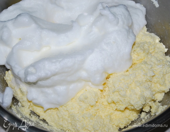 Белки отдельно взбейте в крепкую пену. Добавьте щепотку соли (по вкусу) и все вместе перемешайте лопаткой вместе с творогом. Творожная масса получается очень нежной и воздушной.