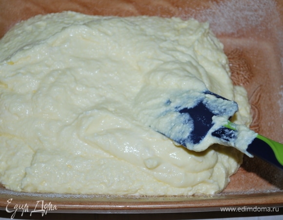 Форму, где будете запекать творог, смажьте маслом и посыпьте манной крупой.