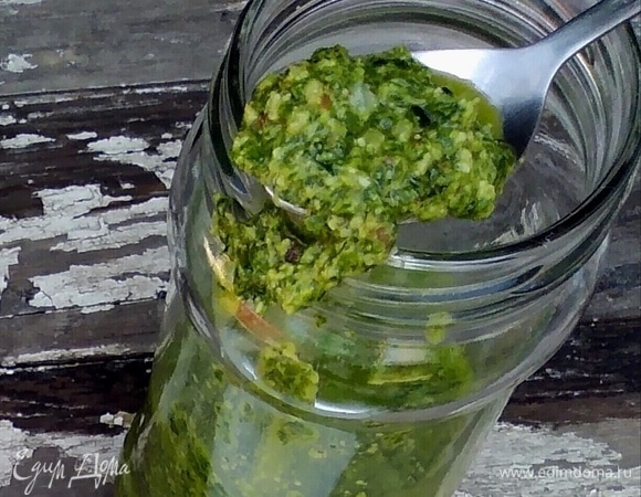 Для приготовления понадобится измельчитель. Всю зелень хорошо промыть и высушить. Чеснок пропустить через пресс. Соединить всю зелень, орехи, чеснок и лимонный сок в измельчителе. Влить половину масла, пробить еще раз. Влить оставшееся масло, пробить.