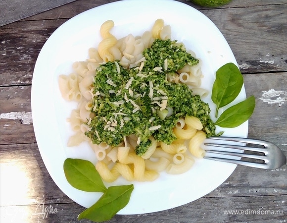 Если вы хотите есть этот соус с пастой или добавлять в салат, то сразу добавьте соль и тертый сыр. Если будете хранить в холодильнике, то сыр можно не добавлять. Этот соус полюбился в моей семье, потому что с базиликом любят не все. Ну и с пастой он хорош, что ни говори...