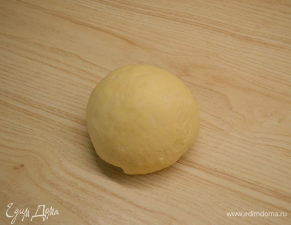 Сливочное масло нарезать на небольшие кусочки. Муку, соль, сметану, сливочное масло и яйцо соединить и вымесить тесто. Тесто скатать в шар, убрать в пакет и положить в холодильник на 20 минут.