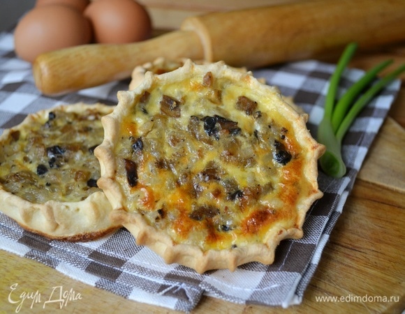 Выпекать перепечи при 180°C около 20–25 минут. Примерно в середине процесса выпекания можно еще долить яичной смеси. Перепечи готовы. Приятного аппетита!