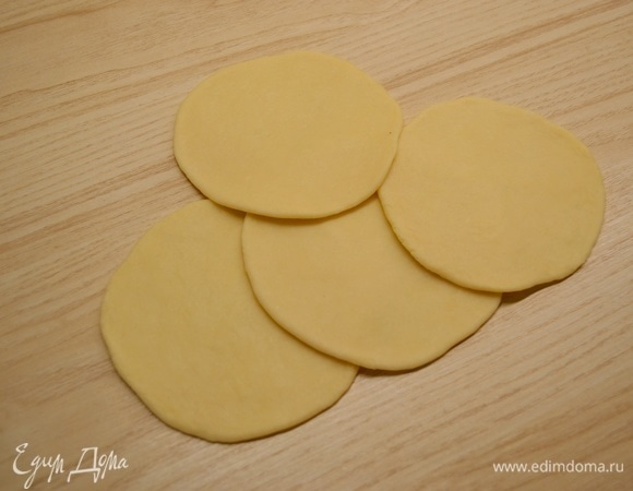 Тесто разделить на 10 кусочков по 50 грамм. Каждый кусочек раскатать в сочень толщиной примерно 2 мм.