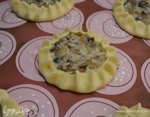 Выложить грибную начинку и залить небольшим количеством яичной смеси.