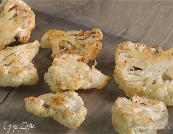 Ломтики капусты выложить на противень, поставить в духовку, разогретую до 200°С, на 10–12 минут.