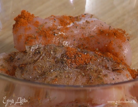 Куриное филе нарезать на средние ломтики, добавить специи и оливковое масло, обвалять.