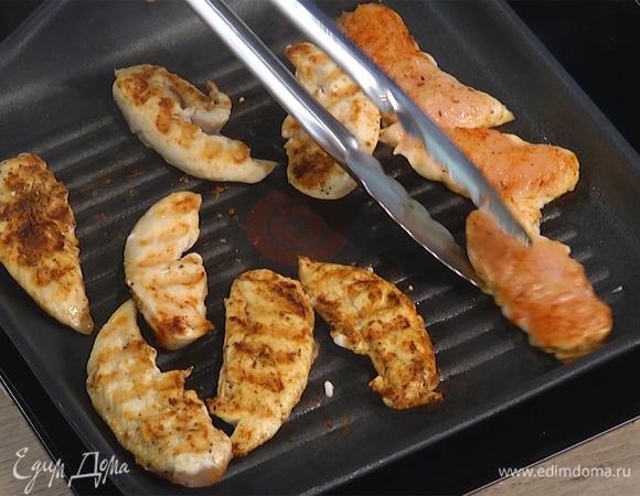 Хорошо разогреть сковороду-гриль, обжарить куриное филе с двух сторон до образования золотистой корочки.