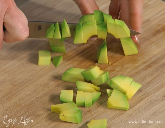 Заранее отварить фасоль. Авокадо, помидор и перец халапеньо нарезать небольшими кусочками.