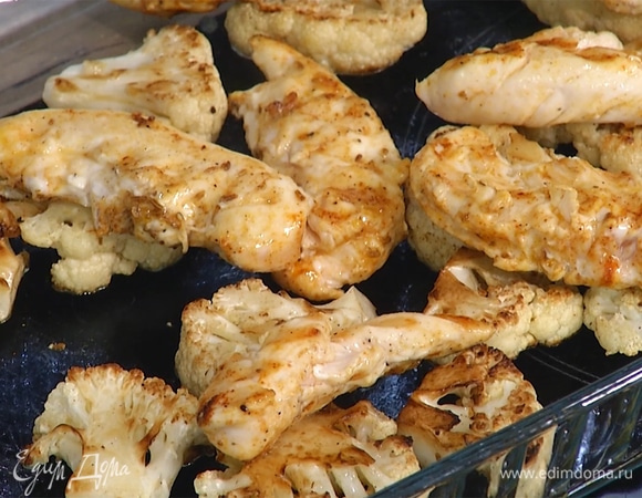 Достать капусту из духовки, на нее сверху выложить ломтики филе.