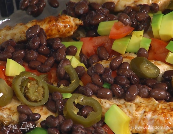 Затем добавить помидор, авокадо, отварную фасоль и нарезанный перец халапеньо. Сверху посыпать тертым сыром.