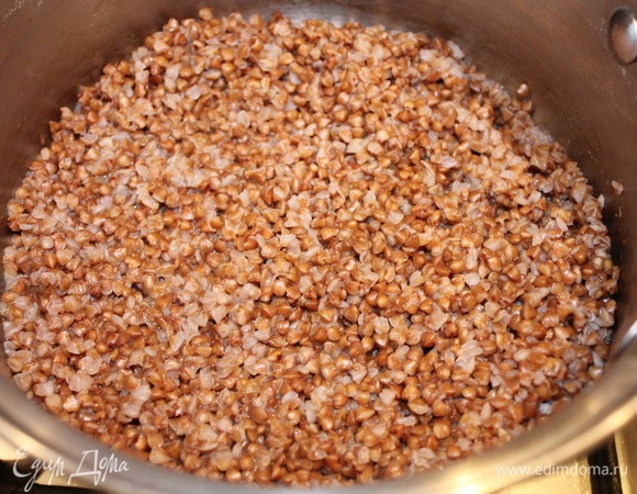 Гречу отвариваем до полной готовности, солим.